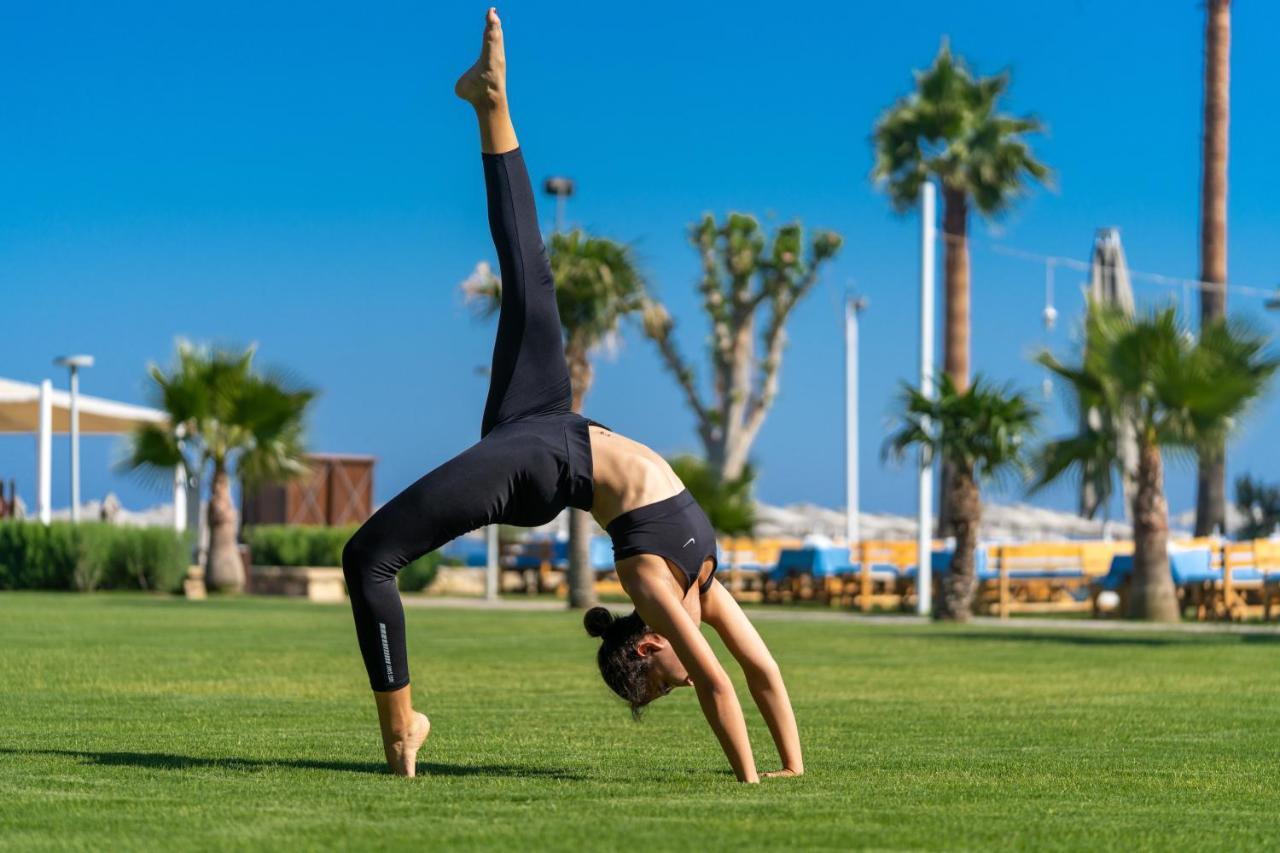 Hotel Lara Barut Collection Antalya Exterior foto A woman practicing yoga
