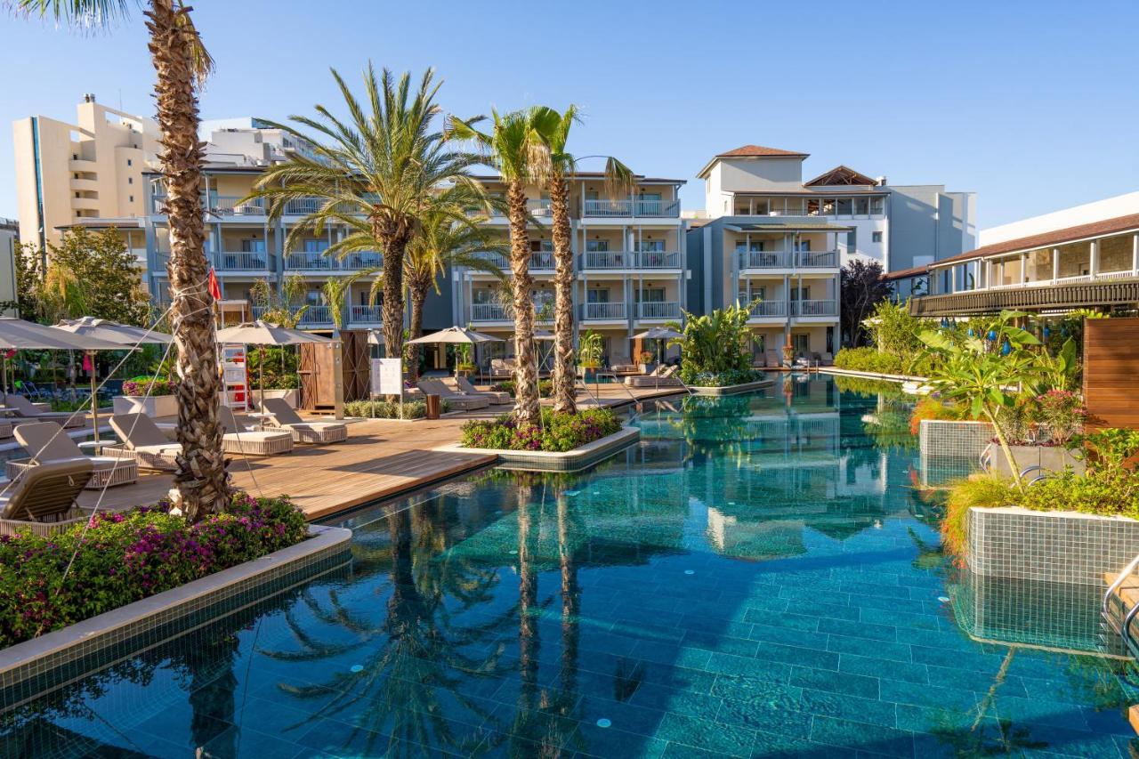 Hotel Lara Barut Collection Antalya Exterior foto The pool at the Royal Beach Palace